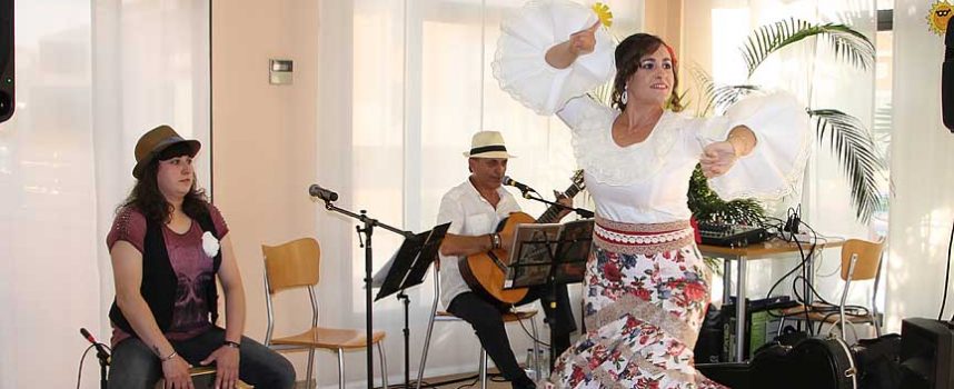 Usuarios y familiares del Centro de Mayores Valdihuertos disfrutaron de una fiesta flamenca