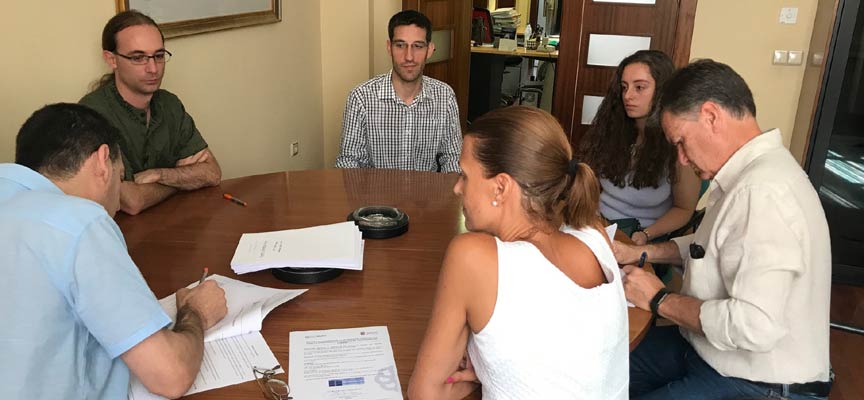 Firma de los contratos con los trabajadores por parte del presidente de la Diputación, en presencia de la diputada de Prodestur.