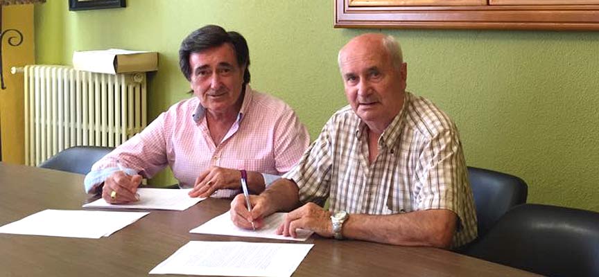 El alcalde y el presidente de la Comunidad San Sebastián en la firma del contrato.