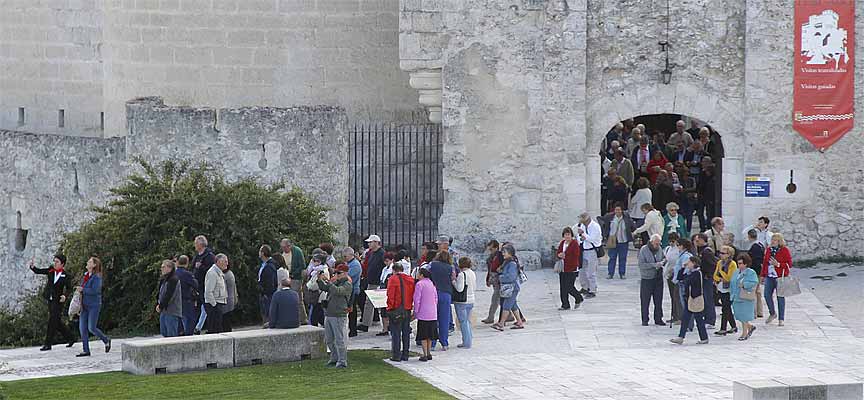Varios grupos de turistas salen del castillo de Cuéllar.