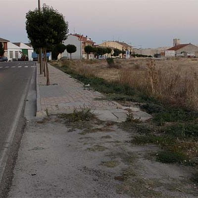 El Ayuntamiento construirá una acera en el margen izquierdo de la carretera de Olmedo