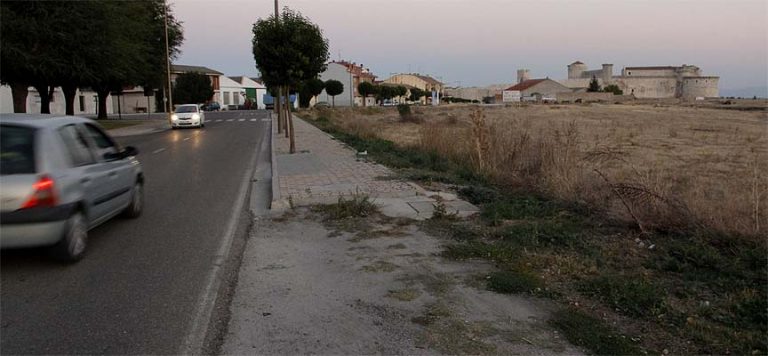El Ayuntamiento construirá una acera en el margen izquierdo de la carretera de Olmedo