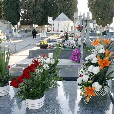 Los cementerios se visten con flores para recordar a nuestros seres queridos