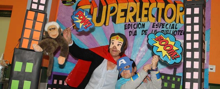 Alumnos, padres y profesores del CEIP San Gil se visten de superhéroes para celebrar el `Día de la Biblioteca´