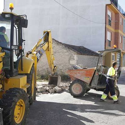 El Ayuntamiento acondiciona la acera de la calle Colombia para dejarla de un único sentido