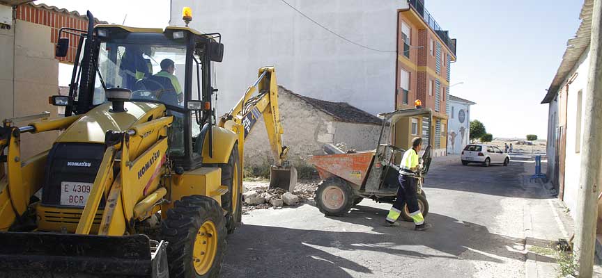 Operarios municipales realizan los trabajos en la acera de la calle Colombia. 