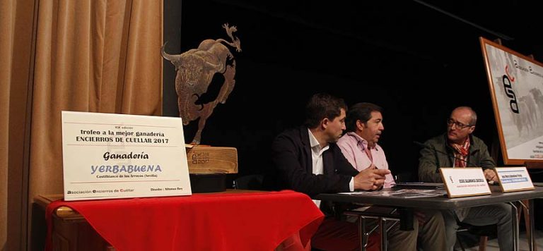 Yerbabuena recoge su trofeo a la Mejor Ganadería de los Encierros de 2017