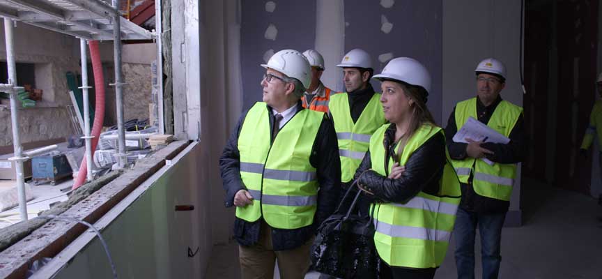 El delegado territorial y la alcaldesa de Carbonero durante la visita a las obras.