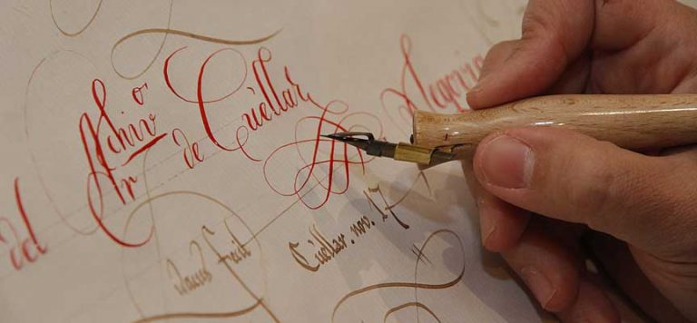 El Archivo Ducal muestra a los estudiantes la caligrafía de los siglos XII y XIII