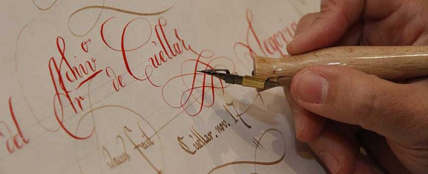El Archivo Ducal muestra a los estudiantes la caligrafía de los siglos XII y XIII