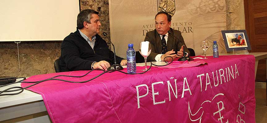 Mauricio Gamazo (derecha) conversa con Álvaro Herguedas durante la jornada de la Peña Taurina El Encierro.