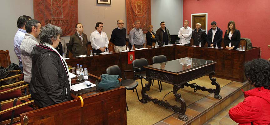 El Pleno guardó un minuto de silencio con motivo del Día Contra la Violencia de Género.