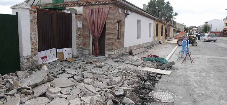 El Ayuntamiento inicia el acondicionamiento de la acera de la calle Canteras