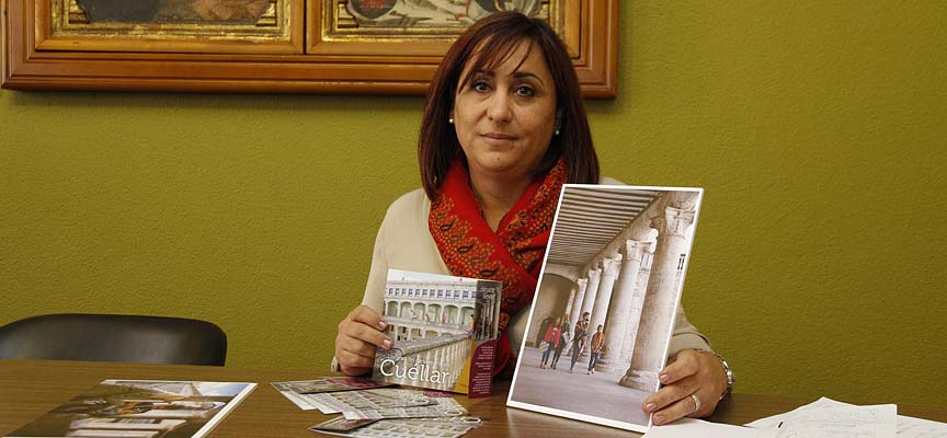 La concejal de Turismo, Nuria Fernández, muestra algunos de los recursos para promocionar Cuéllar en INTUR. 