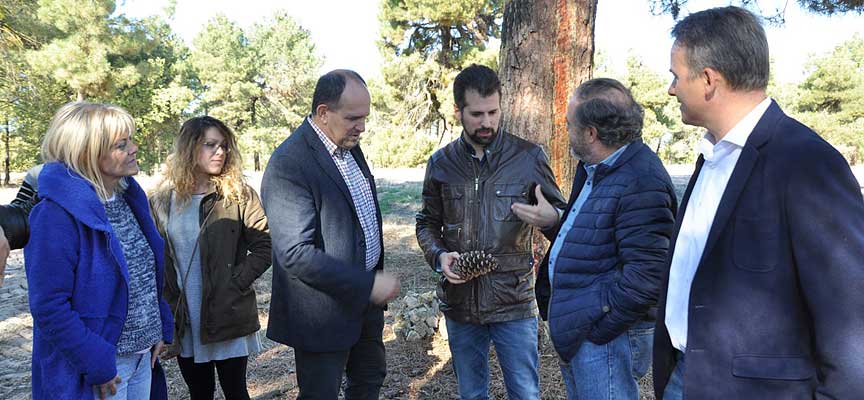Tudanca junto a Aceves y alcaldes del entorno de Cantalejo durante su visita.