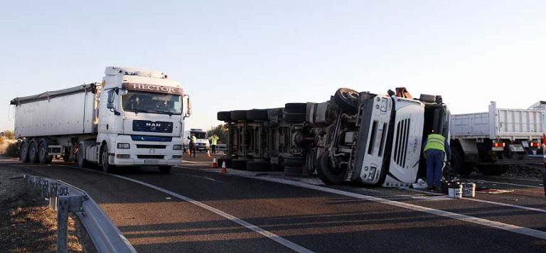 Un camión cargado de remolachas vuelca en la autovía provocando retenciones
