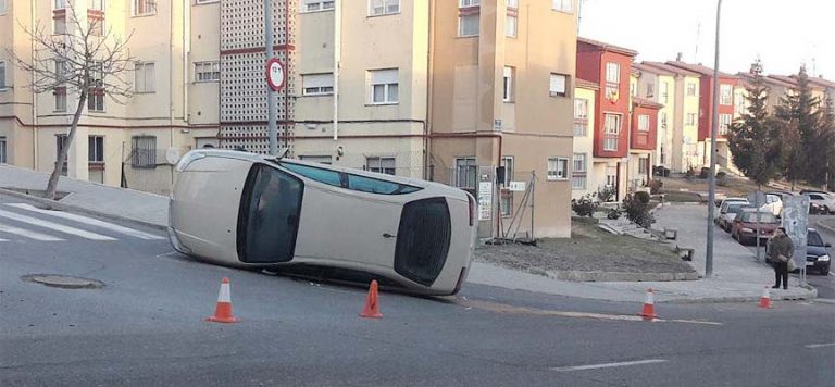 Un herido leve por la salida de la vía de un turismo en la plaza de Valdihuertos