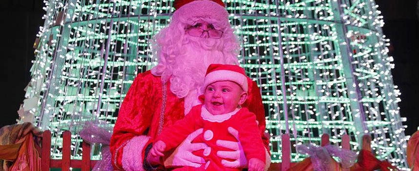 Papa Noel recibió a los más pequeños a ritmo de tambores