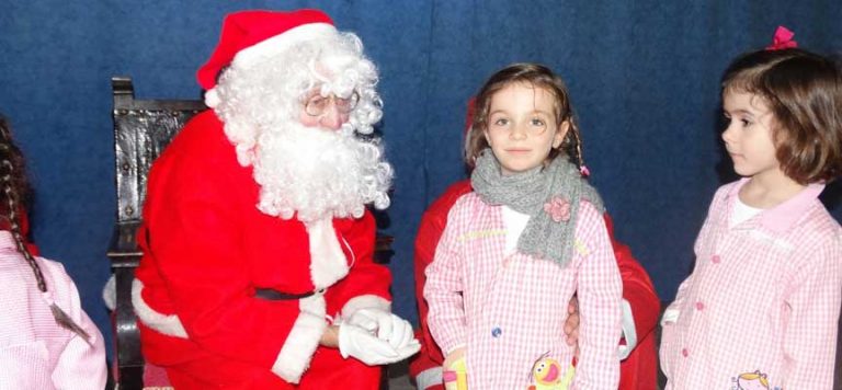 Papa Noël reparte ilusión entre los escolares de Cuéllar