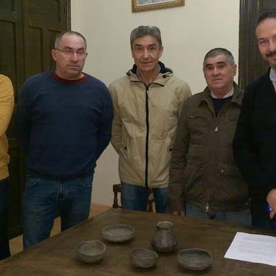 El Ayuntamiento de Aguilafuente recibe cinco piezas arqueológicas para su estudio y conservación