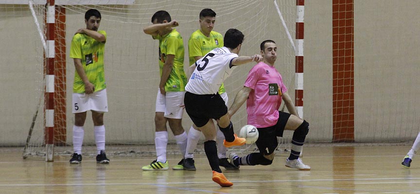 Imagen del partido de fútbol sala entre el FS Cuéllar Cojalba y el FS Guardo. Foto: Gabriel Gómez