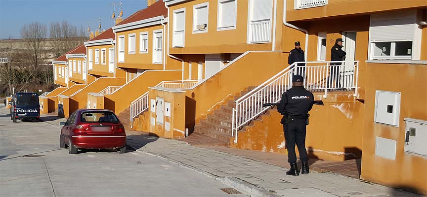 Agentes de la Policía Nacional durante el registro de las viviendas okupadas en Fuente La Bola, en Cuéllar.