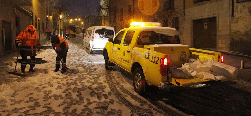 Miembros de Protección Civil de Cuéllar retirando nieve en la calle El Estudio.