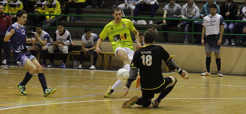 Partido de fútbol sala entre el FS Cuéllar Cojalba y el UVa. | Foto: Gabriel Gómez |