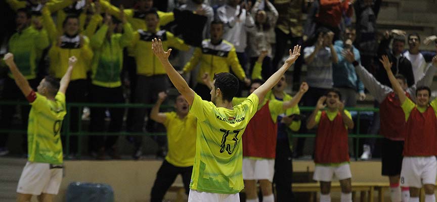 Partido de fútbol sala entre el FS Cuéllar Cojalba y el UVa. | Foto: Gabriel Gómez |