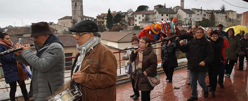 Un entierro de la sardina pasado por agua marcó el fin del Carnaval cuellarano