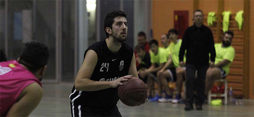 Imagen del partido entre el Club Baloncesto Cuéllar y el Cuéllar Basket Team. | Foto: Gabriel Gómez |