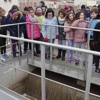 Ayuntamiento y Aquona muestran a los escolares el proceso del agua en la Estación Depuradora