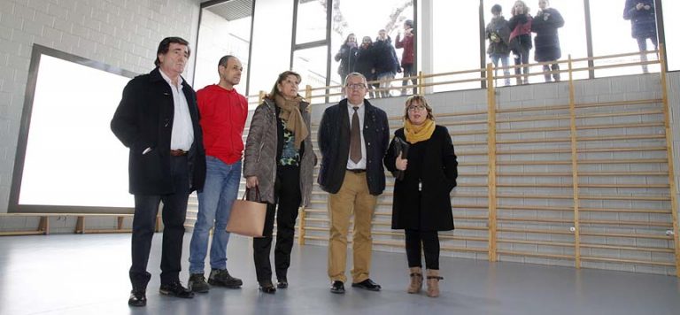 El delegado territorial visita el gimnasio del colegio La Villa y el ascensor del CEIP Santa Clara