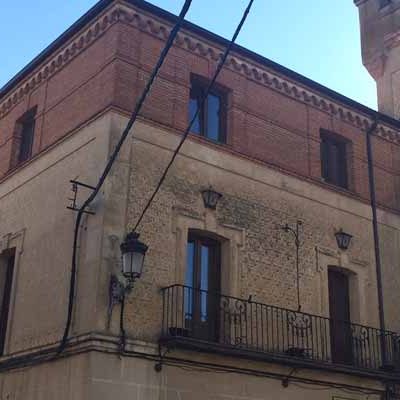 La fachada del Ayuntamiento de Carbonero el Mayor se rehabilitará con ayuda de la Diputación