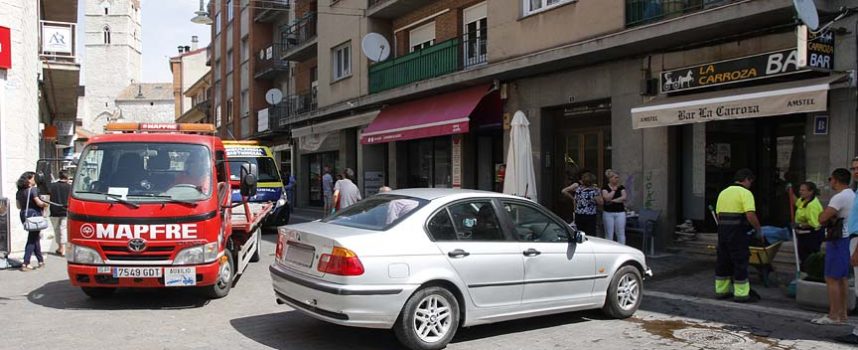 Un vehículo invade una terraza en la calle Chorretones sin que se hayan producido daños personales