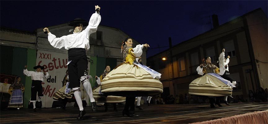 Ritmos asturianos, manchegos y segovianos en el XXXII Festival del Ajo de Vallelado