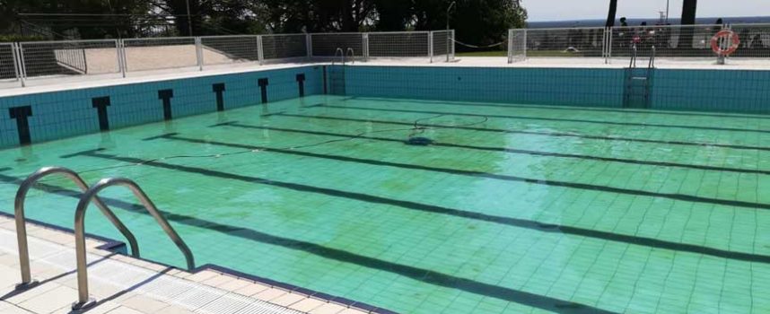 El vaciado de la piscina municipal lleva al PSOE a pedir al alcalde que “tome la riendas” de su gestión