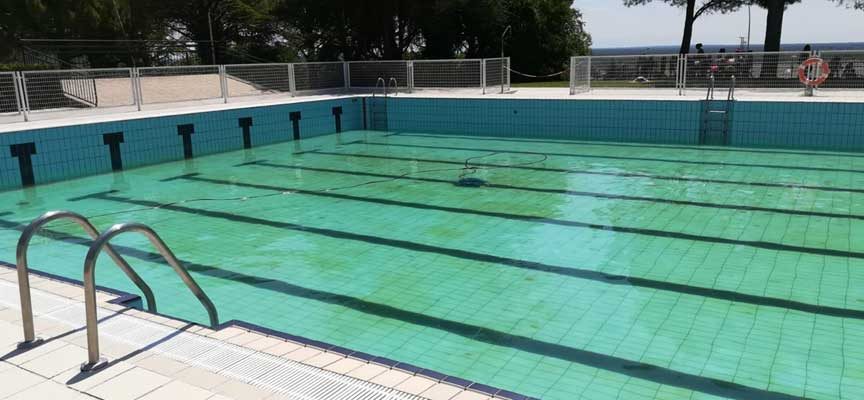 El PSOE se opone a que las piscinas continúen privatizadas