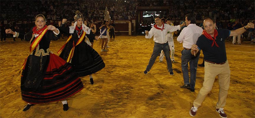 Autoridades, Corregidora, damas y representantes de pandas y peñas bailan el 