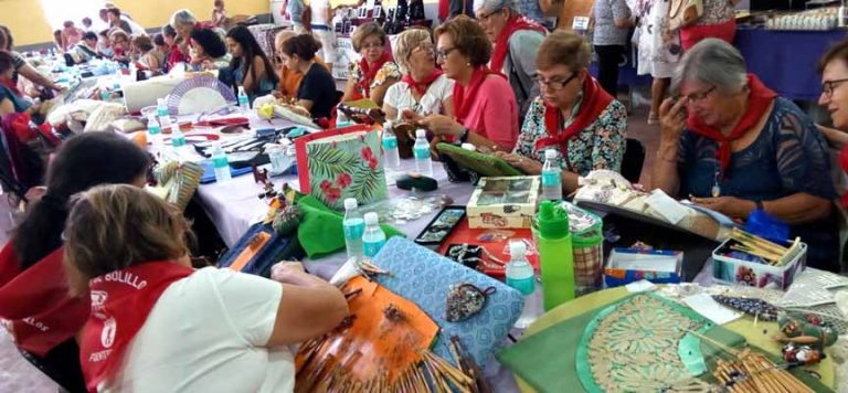 El encaje de bolillos y el esgrafiado se reencuentran en Fuenterrebollo