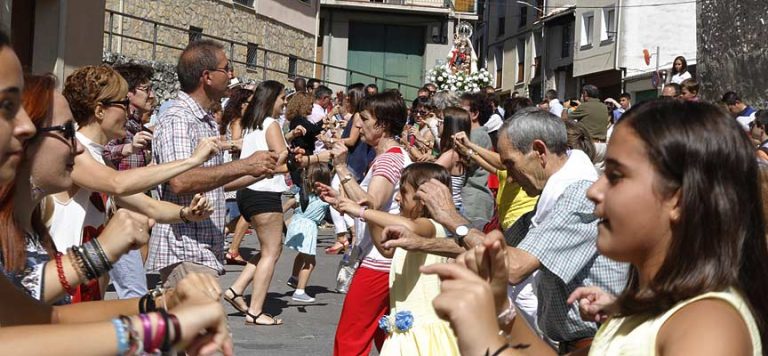 Danzas y vivas en honor a la Virgen de La Palma en el barrio de El Salvador