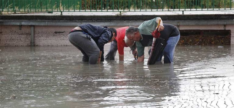 Una intensa tormenta inunda calles y bajos en Cuéllar y aisla Vallelado
