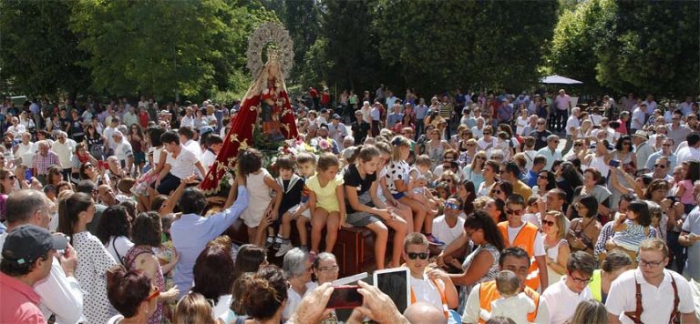 Miles de romeros muestran su devoción a la virgen de El Henar