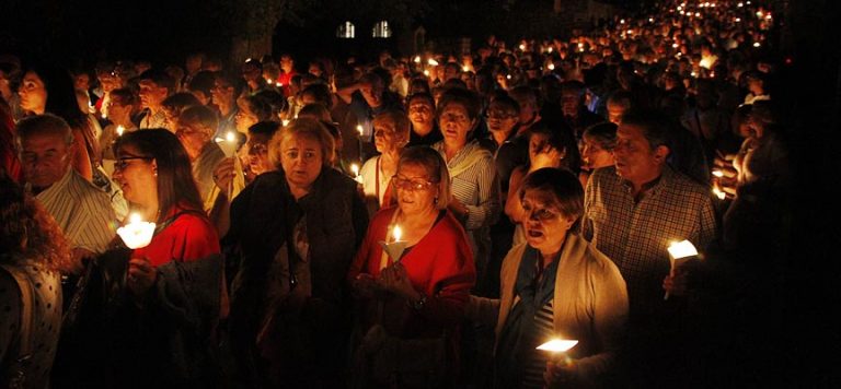La luz de las velas iluminó el Santuario de El Henar
