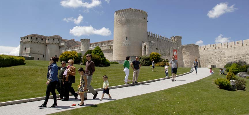 Grupo-de-turistas-saliendo-del-castillo-de-Cuéllar-escuellar