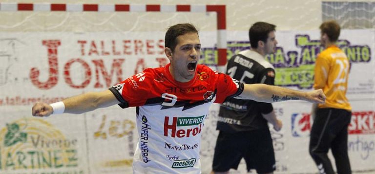 Victoria y liderato para el Balonmano Nava