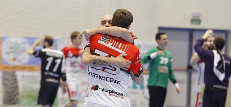 La garra vale puntos: el Balonmano Nava recupera el liderato al vencer al Villa de Aranda