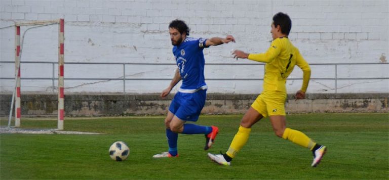 Pablo Lozano da al CD Cuéllar una trabajada victoria (2-1)