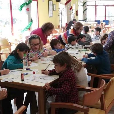 Mayores y niños disfrutaron con los talleres intergeneracionales del Centro de Día