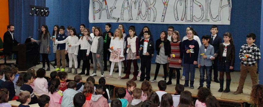 Los alumnos del colegio San Gil cantan por la paz, el amor y la música